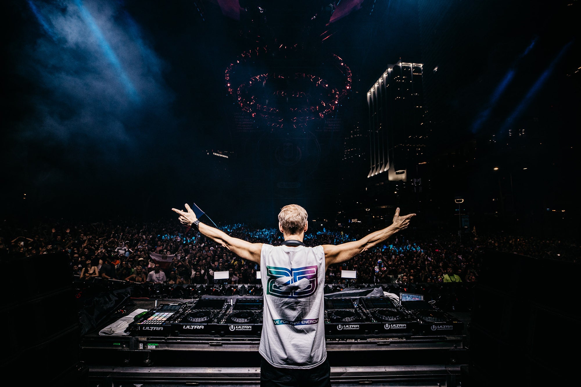 25 Years Celebration T-Shirt – I Live For That Energy