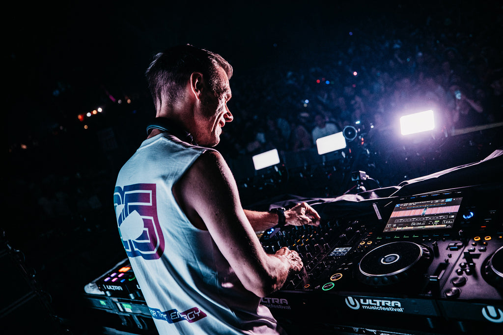 25 Years Celebration T-Shirt – I Live For That Energy